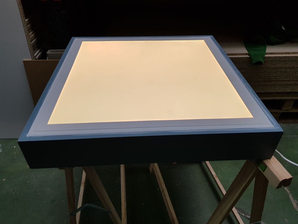 Mesa de luz montessori de madera para niños